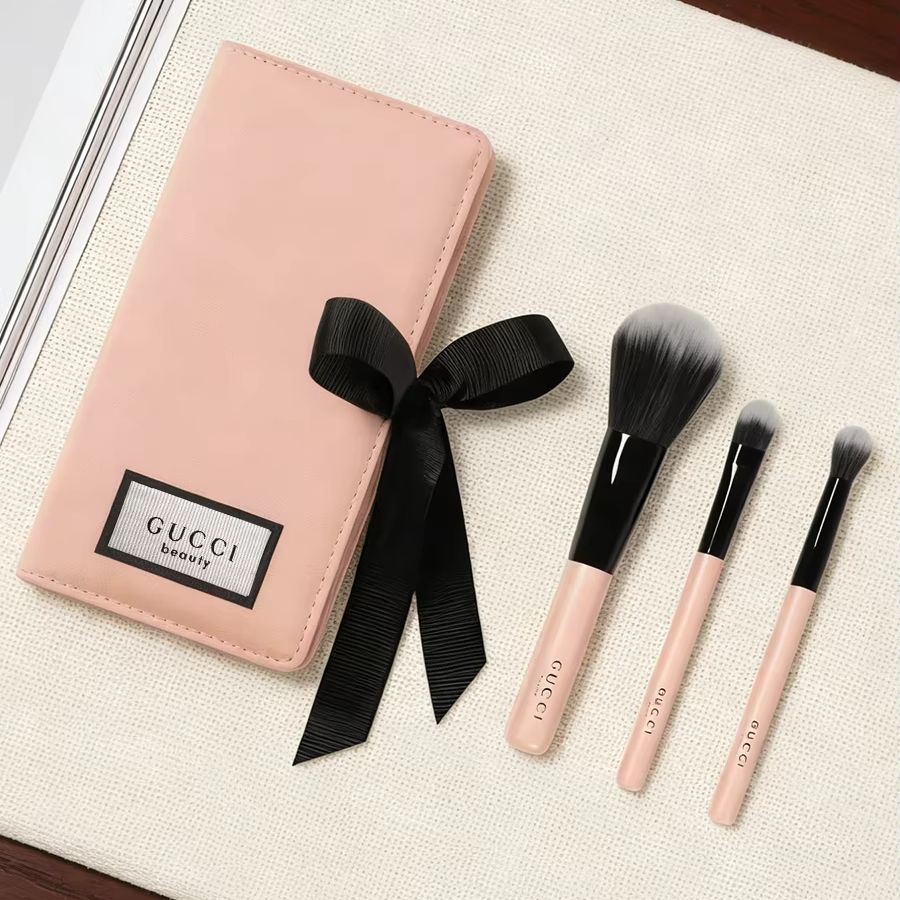 Luxury Skincare And Makeup Brands - グッチのバッグ、メイクブラシセット、ピンクのチークブラシ、コスメ収納ケース、パフ収納、美容ツールキット、高級ホリデーギフト（ガールフレンド向け）