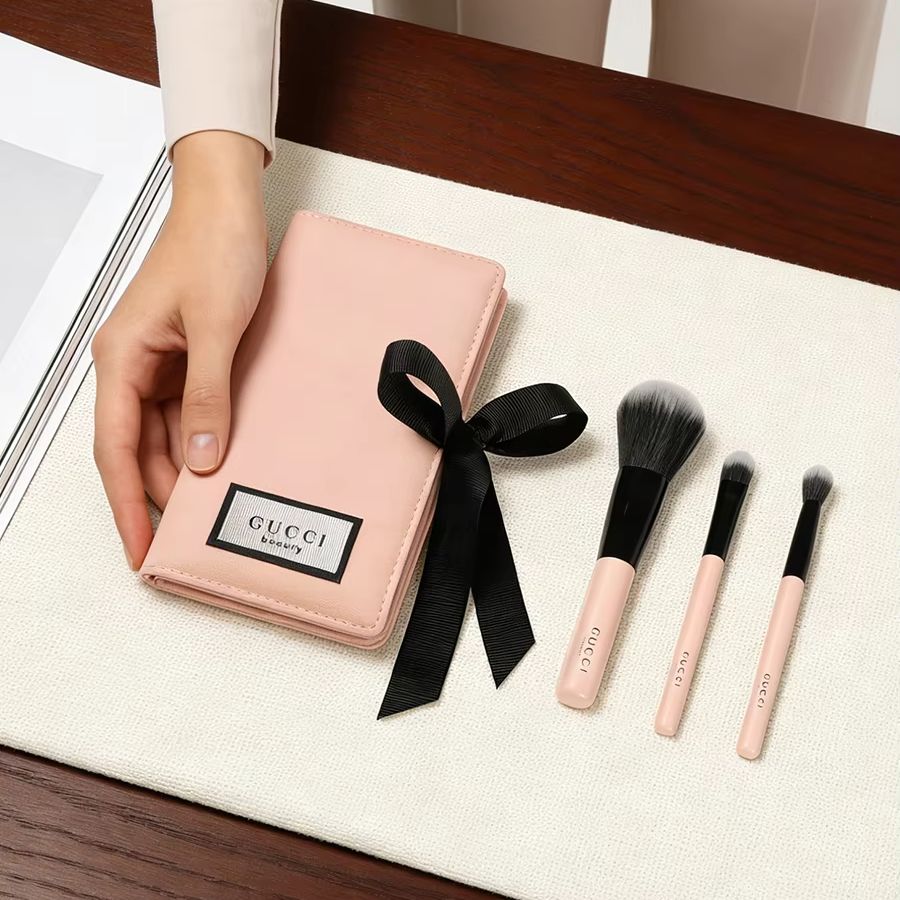 グッチのバッグ、メイクブラシセット、ピンクのチークブラシ、コ - Luxury Skincare And Makeup Brands のレビューと価格